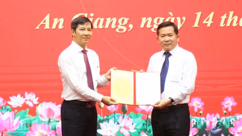 Đồng chí Nguyễn Thành Tâm, Phó Trưởng Ban Tổ chức Trung ương trao quyết định của Ban Bí thư cho đồng chí Đinh Văn Nơi.