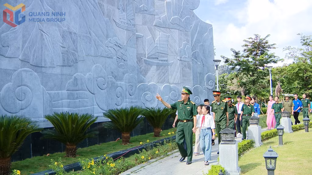 Hội Cựu chiến binh, đoàn viên, thanh niên và học sinh khu 2A, phường Hạ Long, tham quan Tượng đài Vũ Văn Hiếu.