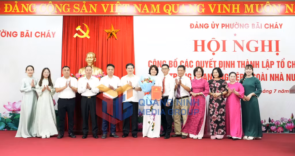 Đồng chí Vũ Quyết Tiến, Phó Bí thư Tỉnh ủy, Chủ tịch Ủy ban MTTQ tỉnh, Trưởng Ban Chỉ đạo xây dựng tổ chức Đảng doanh nghiệp ngoài nhà nước tỉnh, trao quyết định, tặng hoa chúc mừng các tổ chức Đảng trong doanh nghiệp ngoài nhà nước phường Bãi Cháy (7-2026). Ảnh: Trúc Linh
