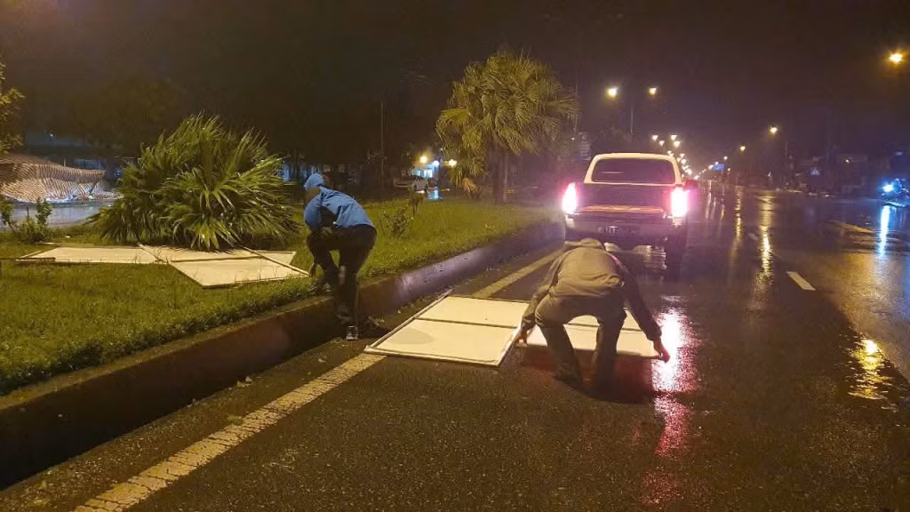 Các lực lượng chức năng khắc phục hậu quả của bão. Ảnh: FB Thông tin - Truyền thông Quảng Hà