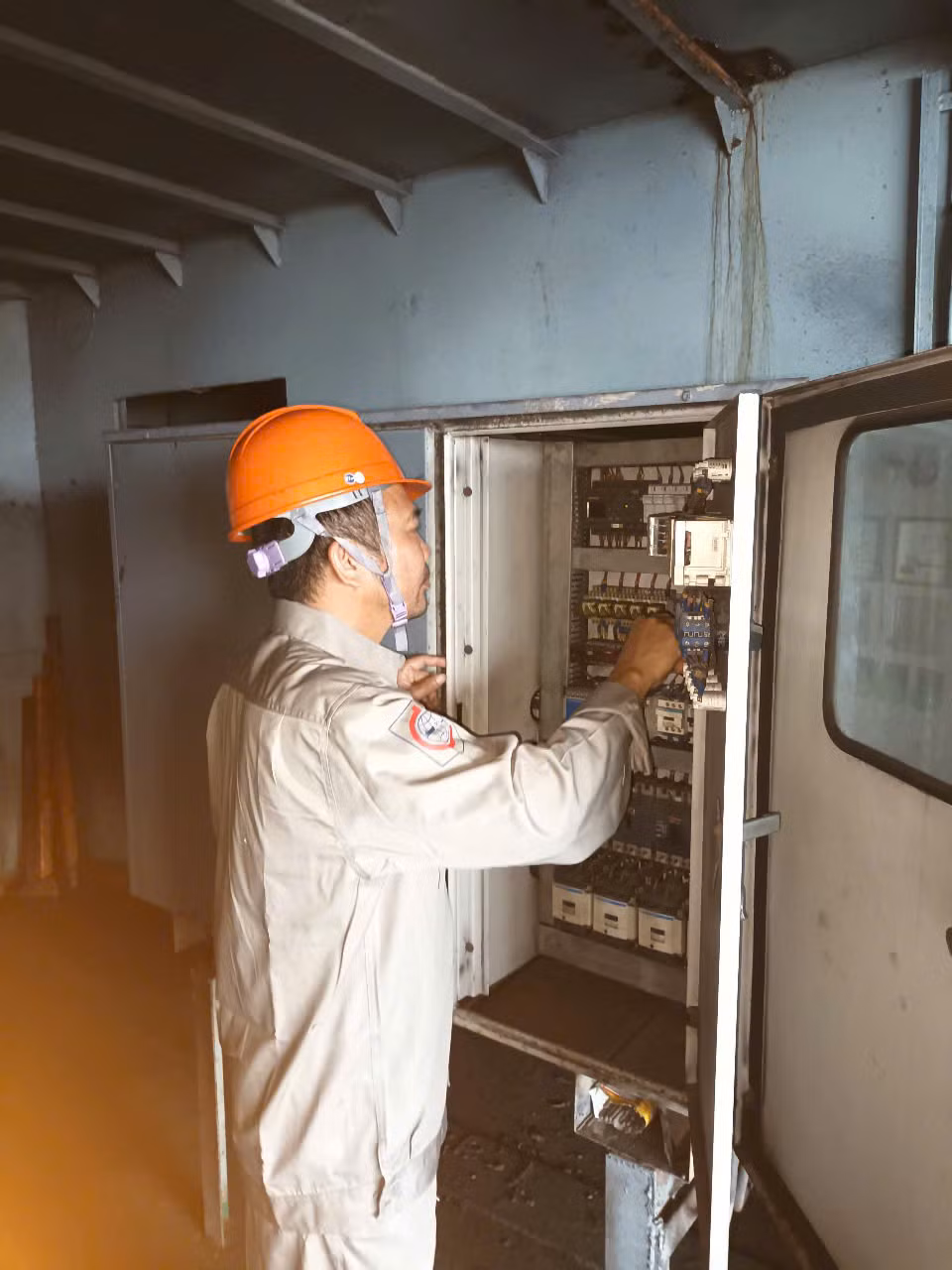 Anh Lê Anh Tuấn, Tổ phó tổ sửa chữa cơ điện cẩu nổi Hòn Nét 02, thuộc phân xưởng Vận tải và Xếp dỡ - Công ty Kho vận và cảng Cẩm Phả.