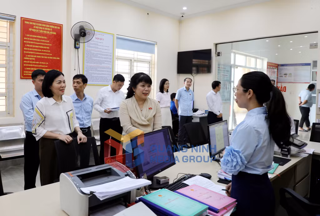 Đoàn ĐBQH tỉnh khảo sát công tác tiếp nhận, giải quyết TTHC tại Trung tâm Phục vụ hành chính công phường Hiệp Hòa (7-2026). Ảnh: Mạnh Trường