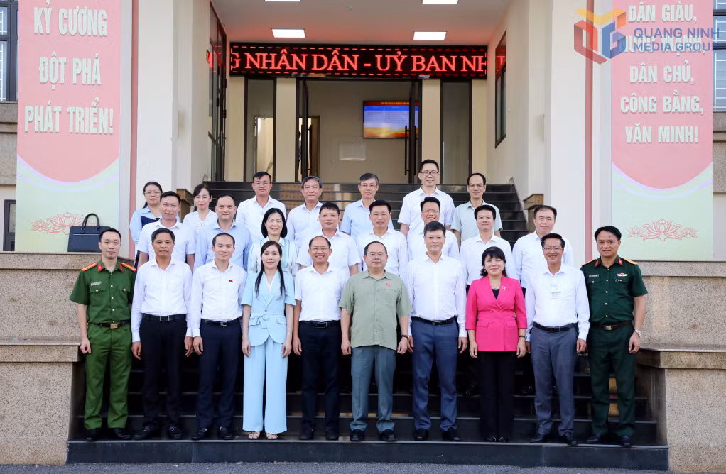 Đồng chí Bí thư Tỉnh ủy, Trưởng Đoàn ĐBQH tỉnh cùng đoàn công tác chụp ảnh với tập thể Ban Thường vụ Đảng ủy phường Hà Lầm.