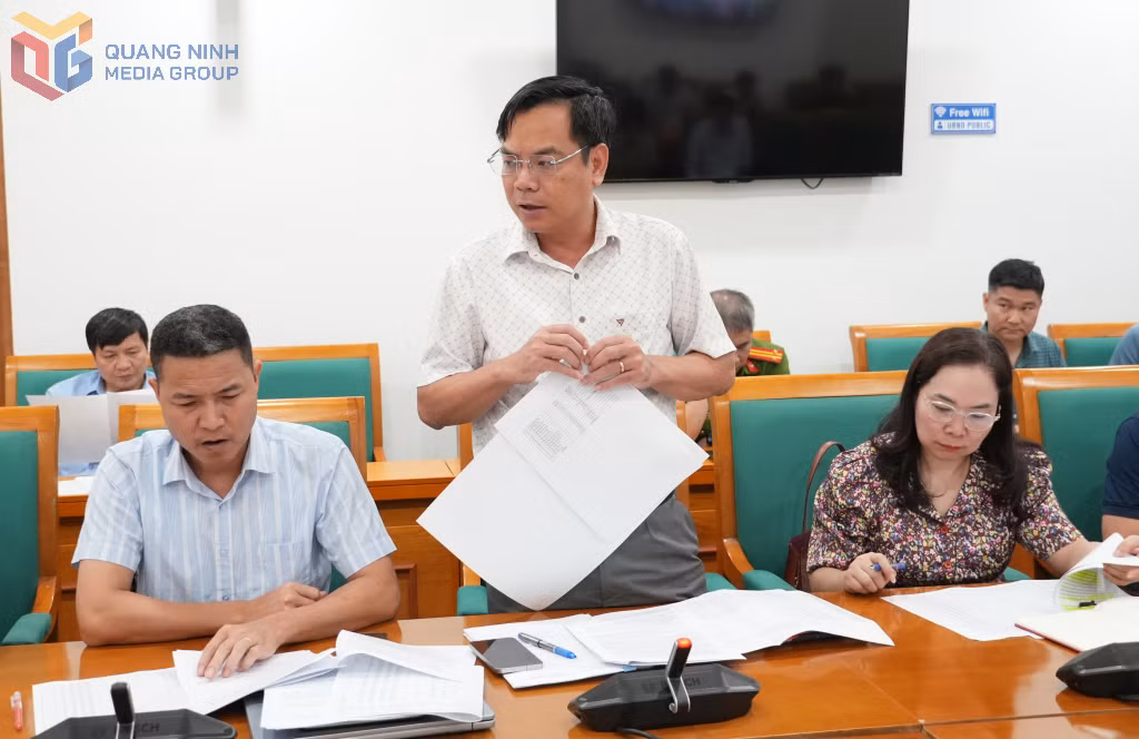 Lãnh đạo Văn phòng đăng ký đất đai tỉnh báo cáo tại cuộc họp.