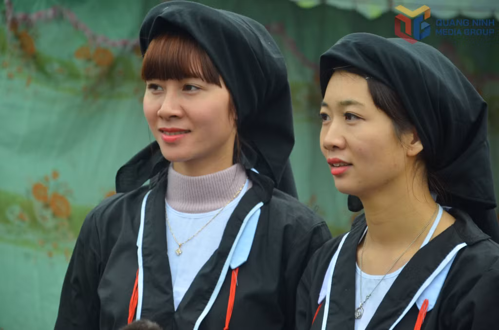 Trang phục của phụ nữ người Sán Dìu ở xã Hải Hòa.
