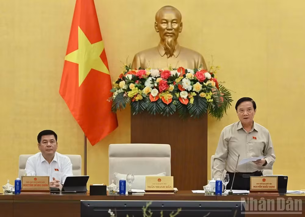 Phó Chủ tịch Quốc hội Nguyễn Khắc Định điều hành phiên họp. (Ảnh: THỦY NGUYÊN)