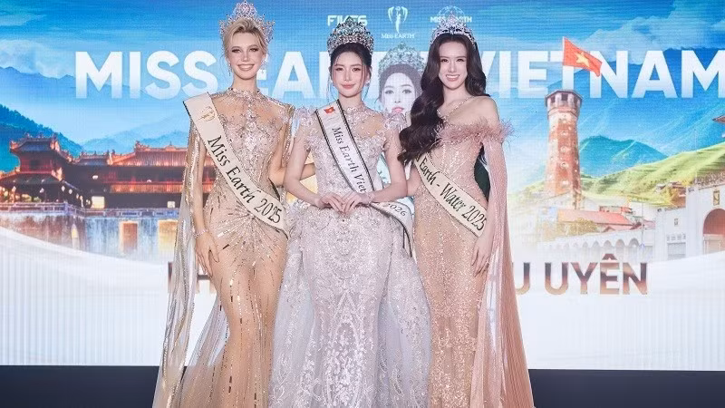 Miss Earth 2025 Natálie Puškinová, Phạm Hoàng Thu Uyên và Miss Earth Water 2025 Trịnh Mỹ Anh. (Ảnh: Ban tổ chức)