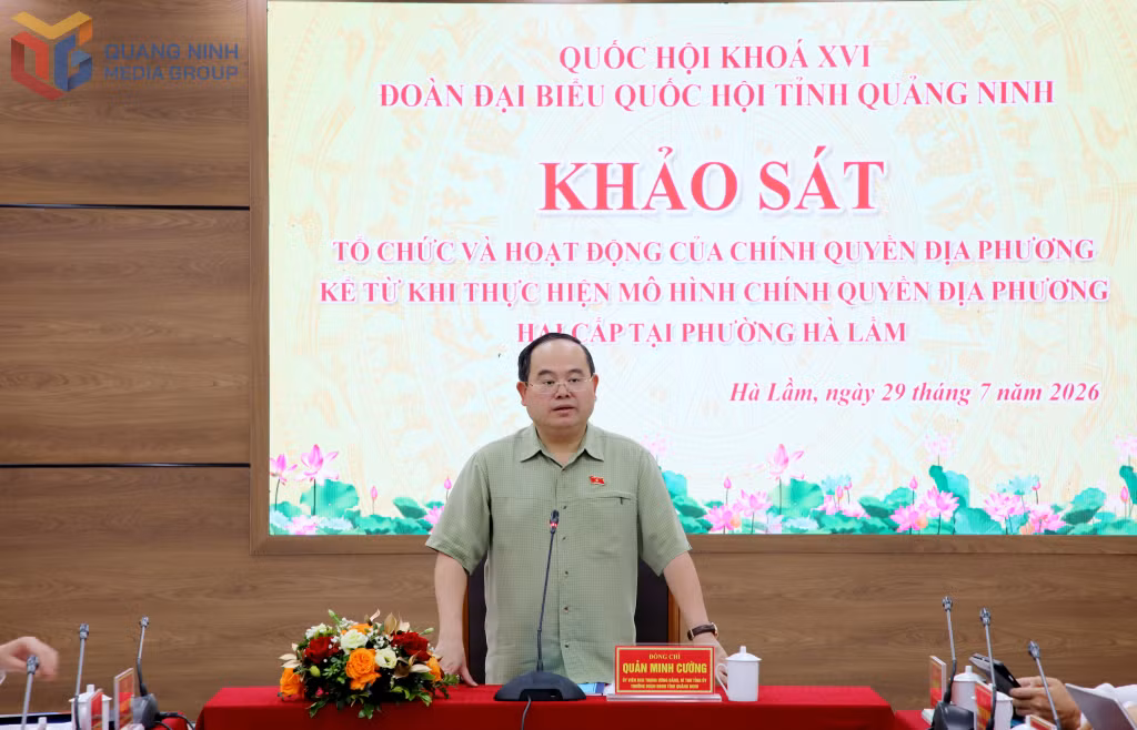 Đồng chí Bí thư Tỉnh ủy, Trưởng Đoàn ĐBQH tỉnh phát biểu chỉ đạo tại buổi làm việc với Ban Thường vụ Đảng ủy phường Hà Lầm.