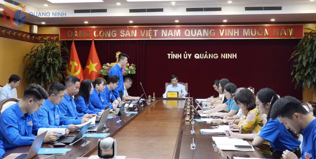 Phó Bí thư Tỉnh đoàn Quảng Ninh đoàn báo cáo kết quả công tác Đoàn và phong trào thanh niên 6 tháng đầu năm.&nbsp;