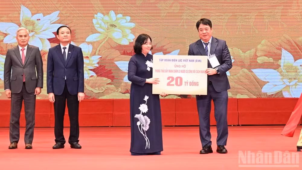 Chủ tịch Ủy ban Trung ương Mặt trận Tổ quốc Việt Nam Bùi Thị Minh Hoài tiếp nhận 20 tỷ đồng từ Tập đoàn Điện lực Việt Nam ủng hộ Phong trào đẩy mạnh chăm lo người có công với cách mạng. (Ảnh: TRẦN HẢI)