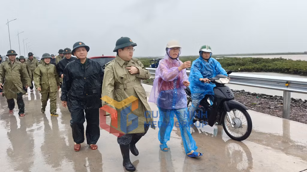 Đồng chí Bí thư Tỉnh ủy trò chuyện, hỏi thăm tình hình, động viên người dân bị thiệt hại do bão (7-2026). Ảnh: Minh Hà