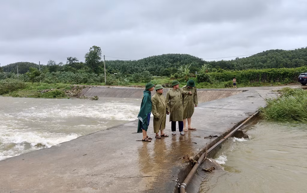 Lãnh đạo xã Quảng Tân kiểm tra việc đảm bảo an toàn các vị trí ngầm tràn trên địa bàn xã.