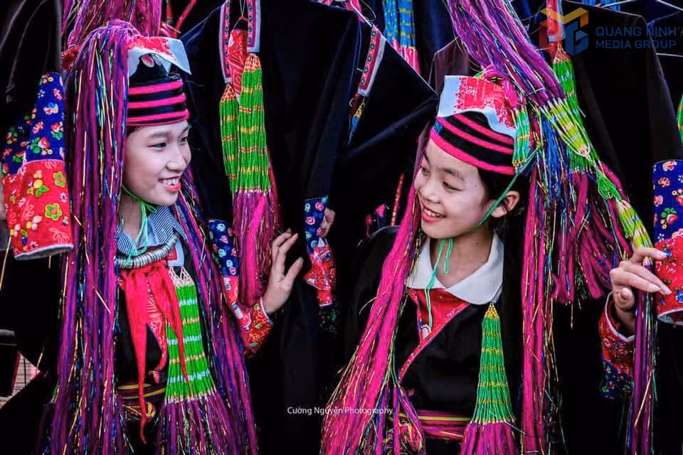 Trang phục truyền thống của thiếu nữ Dao Thanh Y.