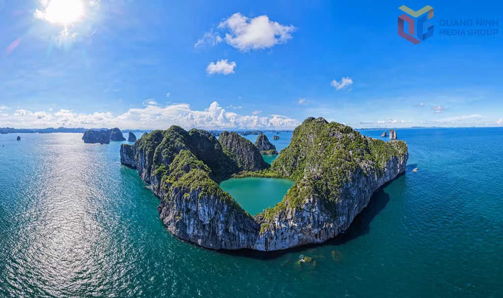 Đảo Mắt Rồng nổi bật với hồ nước tự nhiên hình trái tim - một tuyệt tác độc đáo giữa lòng vịnh.