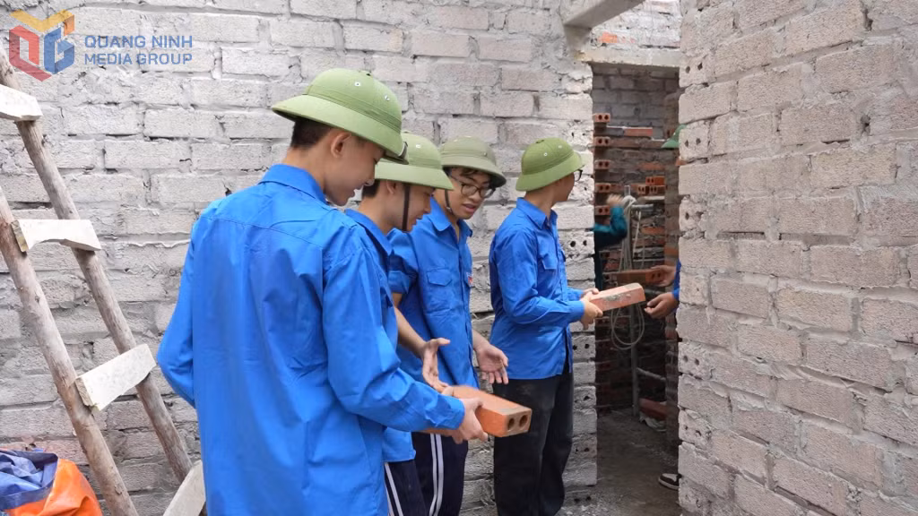Đoàn Thanh niên phường Cẩm Phả hỗ trợ ngày công xây nhà tình nghĩa cho gia đình bà Đỗ Thị Định, là con đẻ của nạn nhân chất độc hóa học tại phường Cẩm Phả.