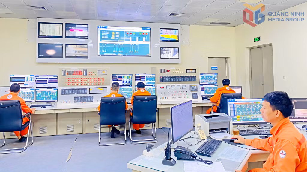 Công nhân Công ty Nhiệt điện Uông Bí giám sát chỉ số sản xuất. 