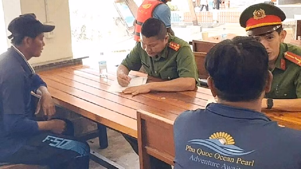 Cơ quan điều tra làm việc với các thuyền viên có liên quan đến vụ chìm ca-nô tại Phú Quốc. (Ảnh: Công an tỉnh An Giang)