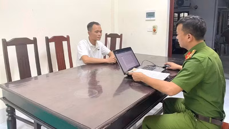 Công an lấy lời khai đối tượng bị bắt giữ. (Ảnh: HẬU HẠNH)