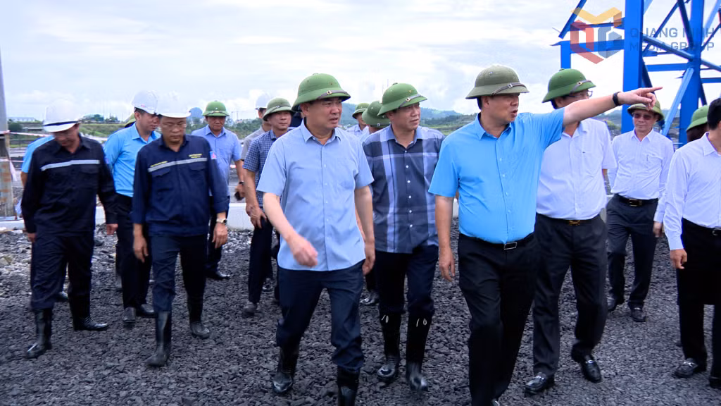 Đồng chí Ngô Hoàng Ngân, Chủ tịch Hội đồng thành viên Tập đoàn Công nghiệp Than - Khoáng sản Việt Nam cùng đoàn công tác kiểm tra thực tế hệ thống băng tải.