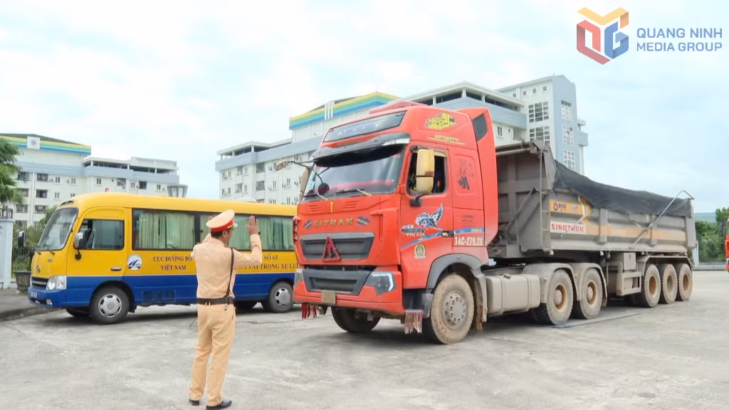 Lực lượng CSGT tiến hành kiểm tra tải trọng phương tiện lưu thông trên QL279 đoạn đi qua địa bàn phường Cao Xanh.