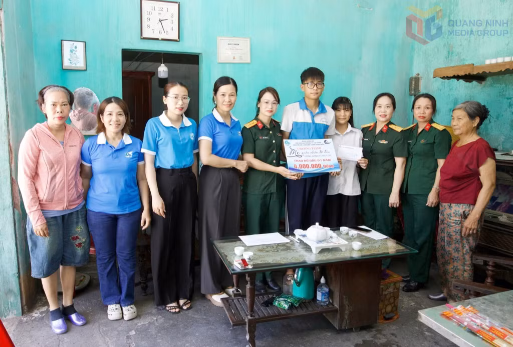 Hội Phụ nữ Công ty CP Vận tải và Chế biến (Binh đoàn 19) trao hỗ trợ cho trẻ em có hoàn cảnh khó khăn tại phường Cửa Ông.