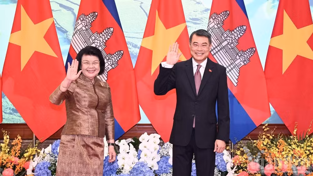 Thủ tướng Chính phủ Lê Minh Hưng và Chủ tịch Quốc hội Campuchia Samdech Khuon Sudary trao đổi các biện pháp cụ thể, thời hạn rõ ràng nhằm triển khai hiệu quả các cam kết, thỏa thuận cấp cao, góp phần đưa quan hệ Việt Nam-Campuchia phát triển ngày càng thực chất, hiệu quả và bền vững. (Ảnh: TRẦN HẢI)