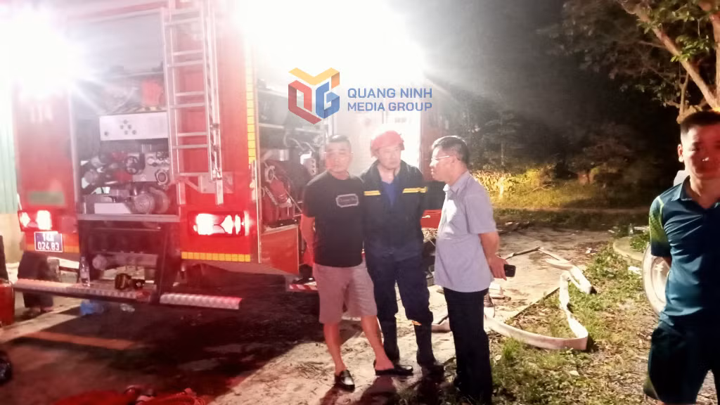 Lãnh đạo xã Quảng Hà có mặt tại hiện trường vụ cháy.