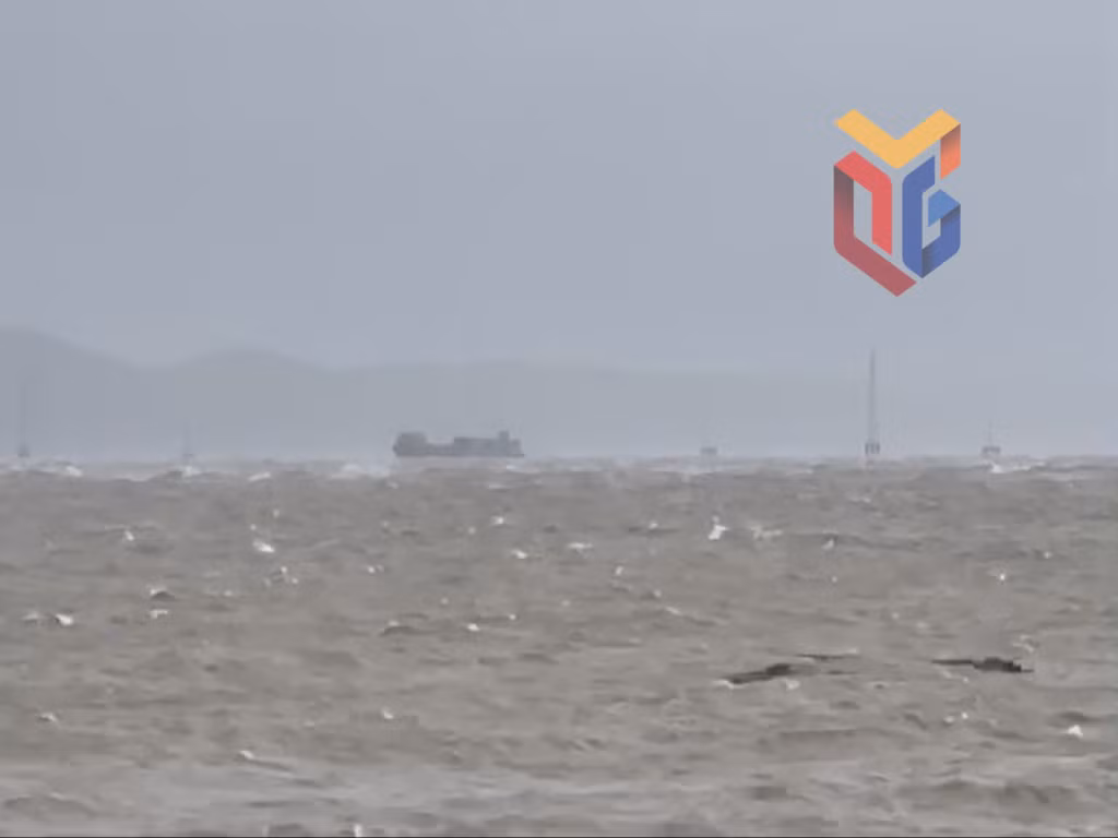 Do sóng lớn lực lượng chức năng chưa thể tiếp cận 2 phương tiện trôi dạt.