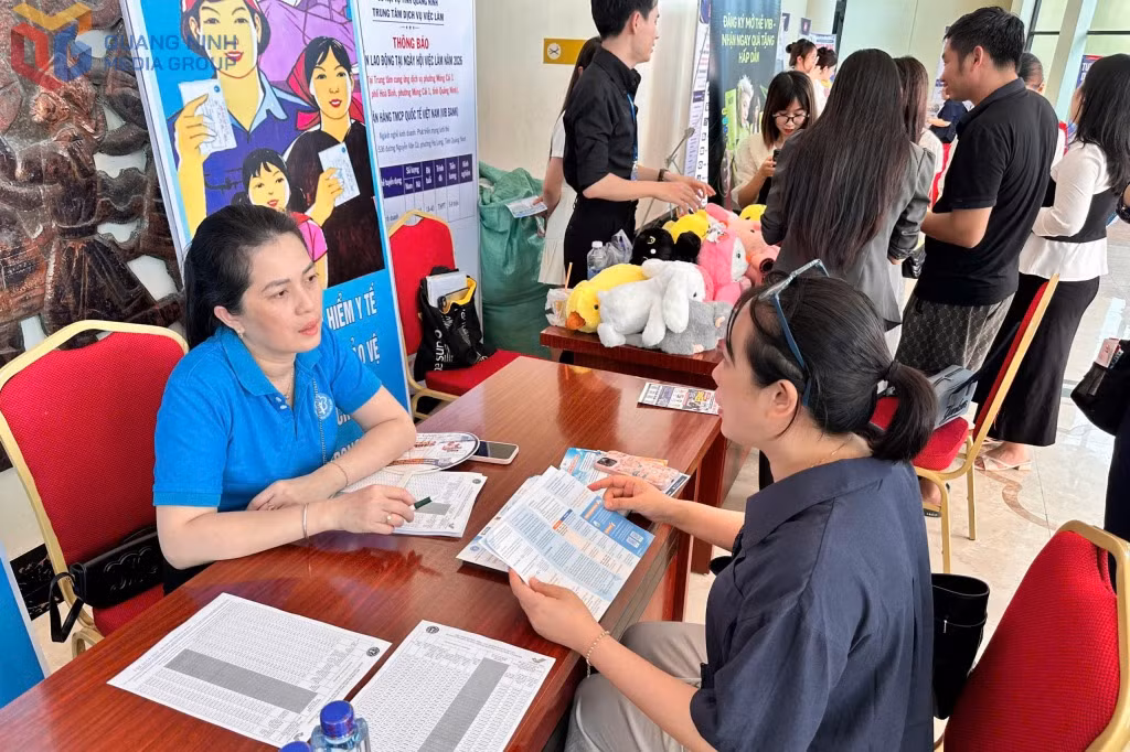 BHXH cơ sở Móng Cái tuyên truyền người lao động trên địa bàn về các chính sách BHXH tự nguyện, BHYT. Ảnh: Thu Hằng (CTV)