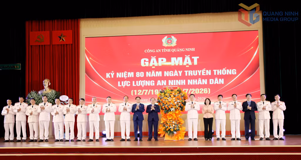 Tỉnh ủy, HĐND, UBND, Ủy ban MTTQ tỉnh tặng hoa chúc mừng lực lượng an ninh nhân dân.