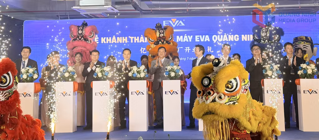 Chủ đầu tư và các đại biểu cắt băng khánh thành Nhà máy EVA Quảng Ninh.