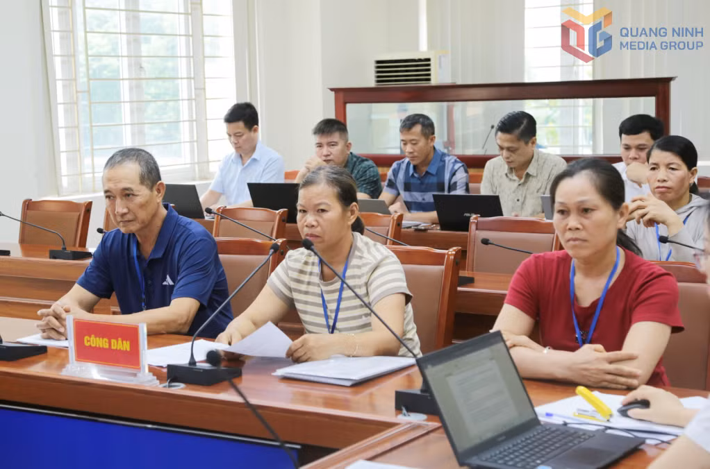 Công dân kiến nghị tại buổi tiếp.