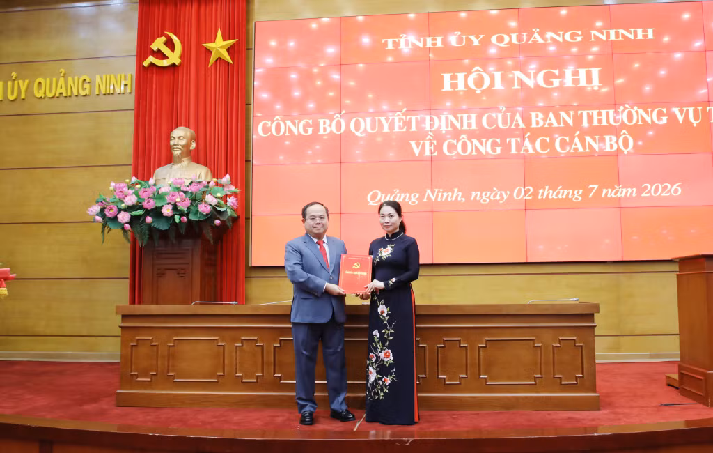 Đồng chí Quản Minh Cường, Ủy viên Trung ương Đảng, Bí thư Tỉnh ủy, Trưởng Đoàn ĐBQH tỉnh, trao quyết định cho đồng chí Nguyễn Thị Thúy, Bí thư Đảng ủy phường Hồng Gai.