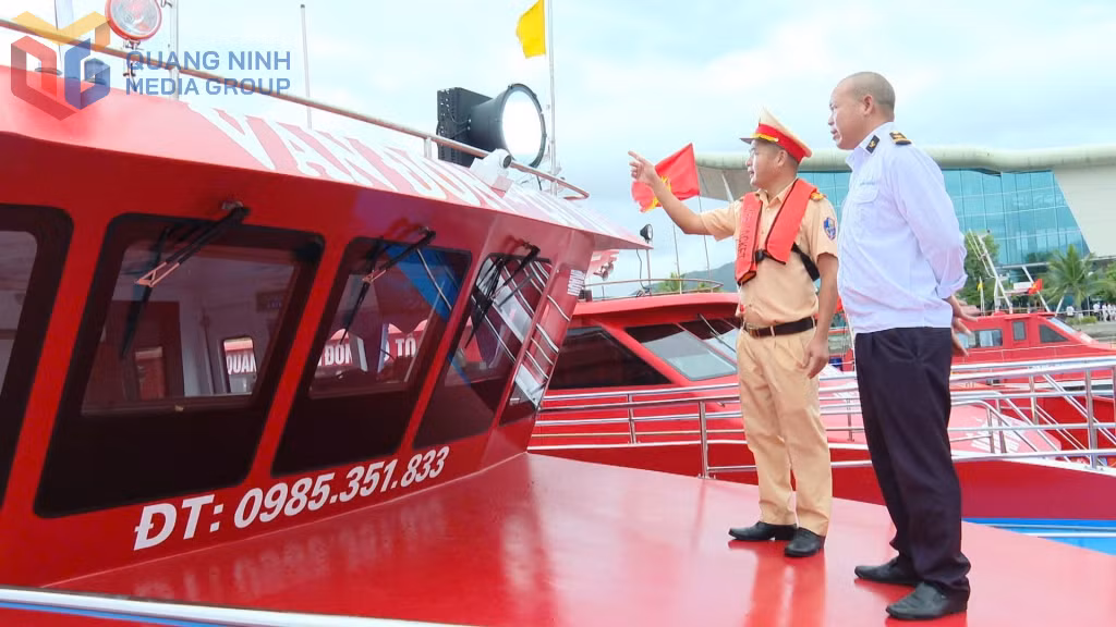 Lực lượng CSGT hướng dẫn lái tàu cách đặt, bố trí hệ thống đèn và các trang thiết bị trên tàu để đảm bảo an toàn nhất.