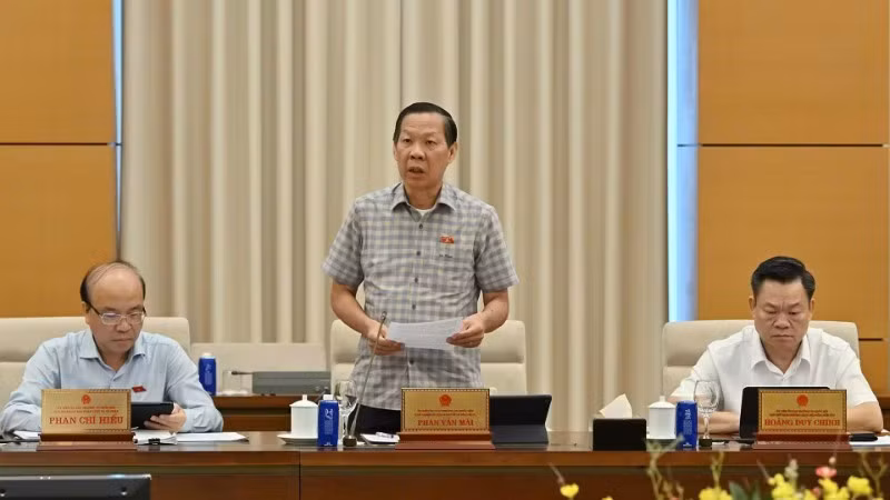 Chủ nhiệm Ủy ban Kinh tế và Tài chính Phan Văn Mãi trình bày báo cáo thẩm tra. (Ảnh: THỦY NGUYÊN)
