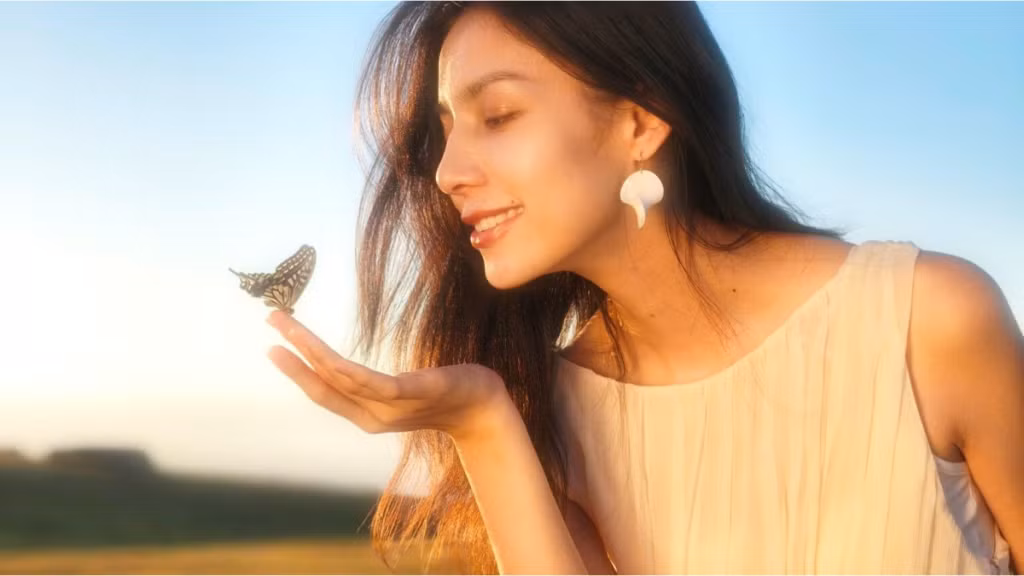 Chân dung với hậu cảnh mờ và ánh sáng hoàng hôn