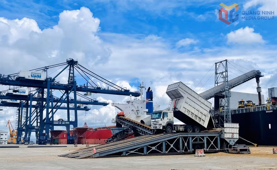 Hoạt động bốc dỡ hàng hóa tại cảng Cái Lân. Ảnh: Đỗ Phương