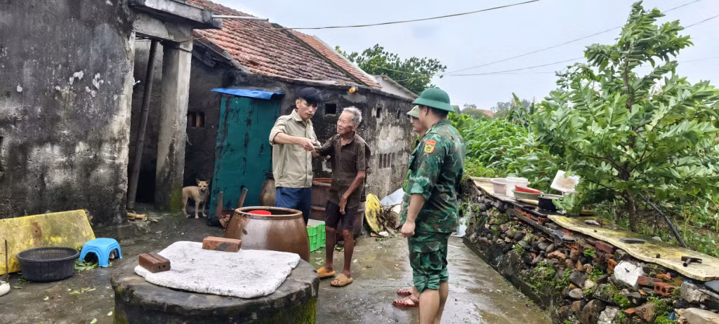 Chính quyền xã Vĩnh Thực đến động viên, hỗ trợ nhân dân khắc phục thiệt hại sau bão.