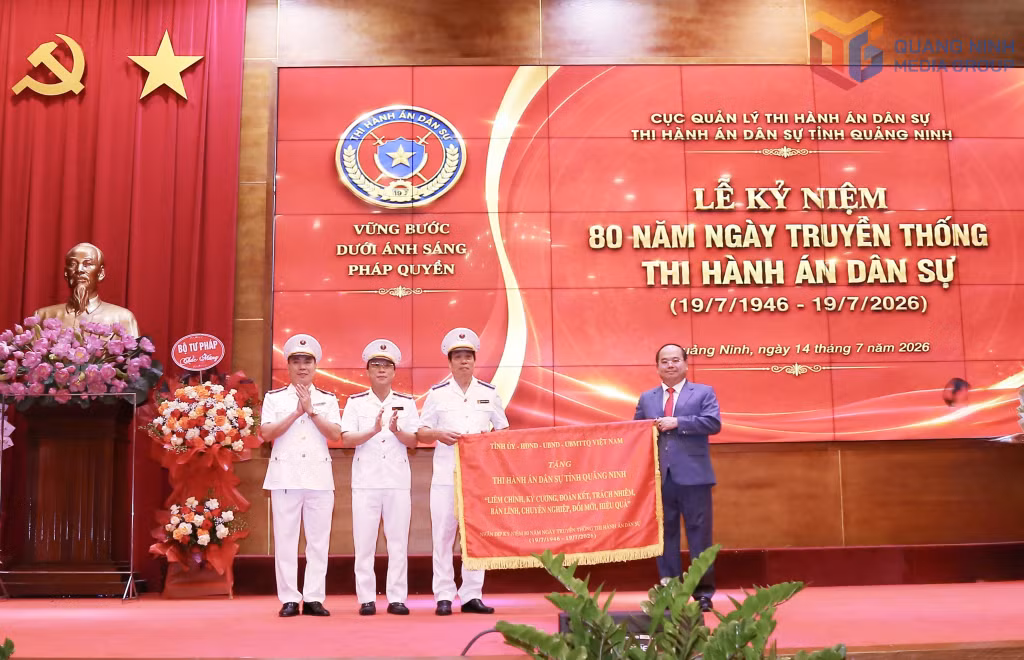 Đồng chí Quản Minh Cường, Ủy viên Trung ương Đảng, Bí thư Tỉnh ủy, Trưởng Đoàn ĐBQH tỉnh, trao tặng bức trướng của Tỉnh ủy - HĐND - UBND - Ủy ban MTTQ Việt Nam tỉnh mang dòng chữ 