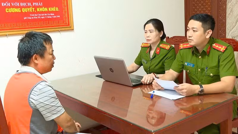 Công an lấy lời khai của đối tượng Đào Xuân Trường.