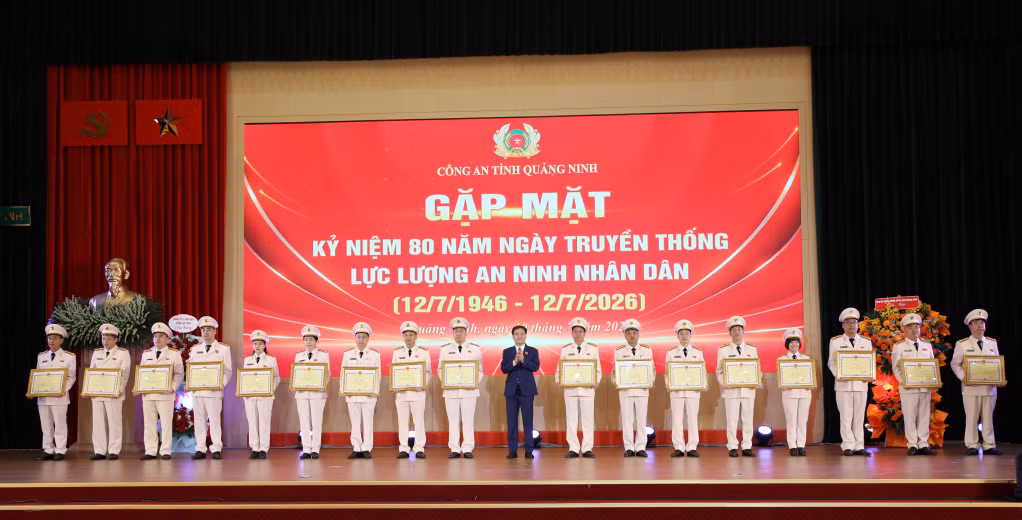 Đồng chí Bùi Văn Khắng, Phó Bí thư Tỉnh ủy, Chủ tịch UBND tỉnh, trao Bằng khen của UBND tỉnh cho các cá nhân.