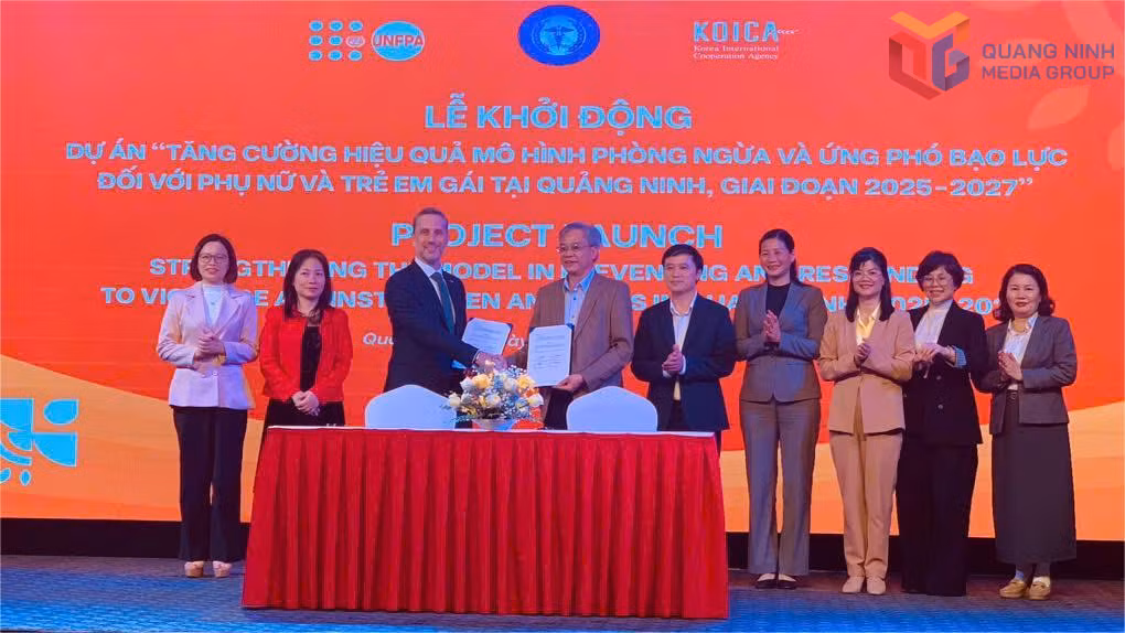 Đại diện Sở Y tế tỉnh Quảng Ninh và Quỹ Dân số Liên hợp quốc ký kết Thỏa thuận hợp tác.