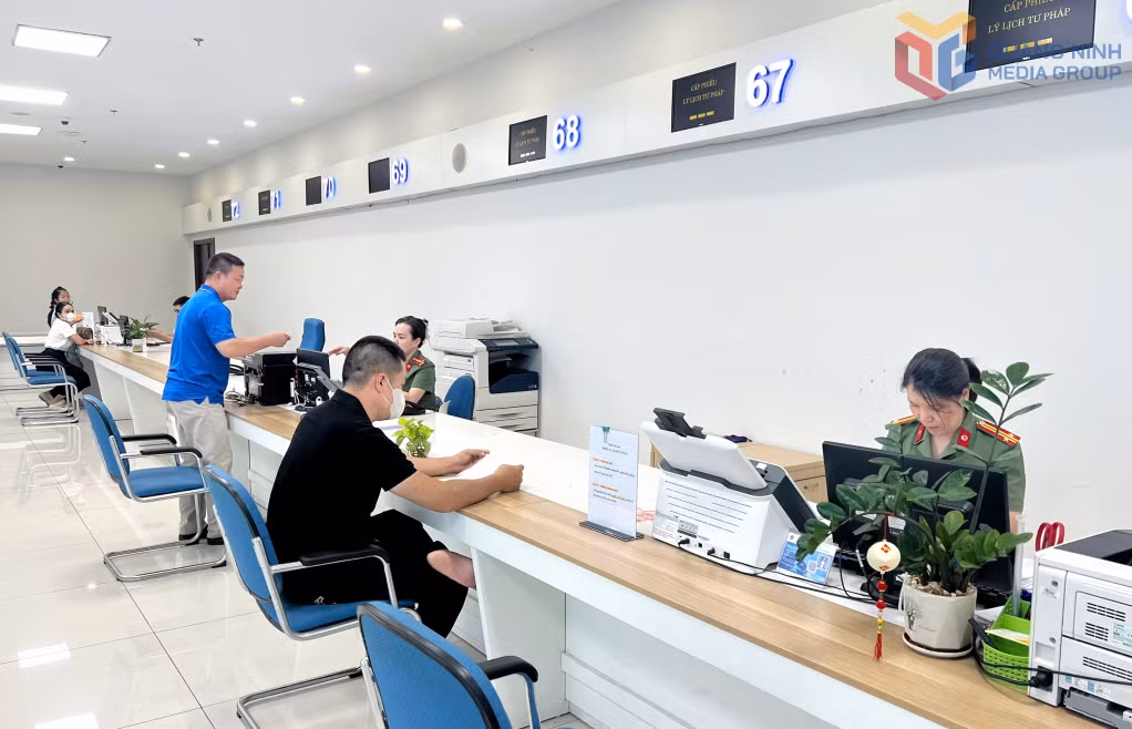 Công dân được hướng dẫn làm thủ tục xin cấp phiếu lý lịch tư pháp tại Trung tâm phục vụ hành chính công tỉnh.