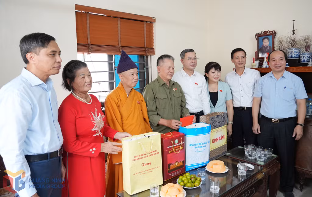 Lãnh đạo Đoàn ĐBQH tỉnh, UBND tỉnh, Ban Trị sự Giáo hội Phật giáo Việt Nam tỉnh Quảng Ninh tặng quà cho thương binh Nguyễn Quang Yên (phường Bãi Cháy).
