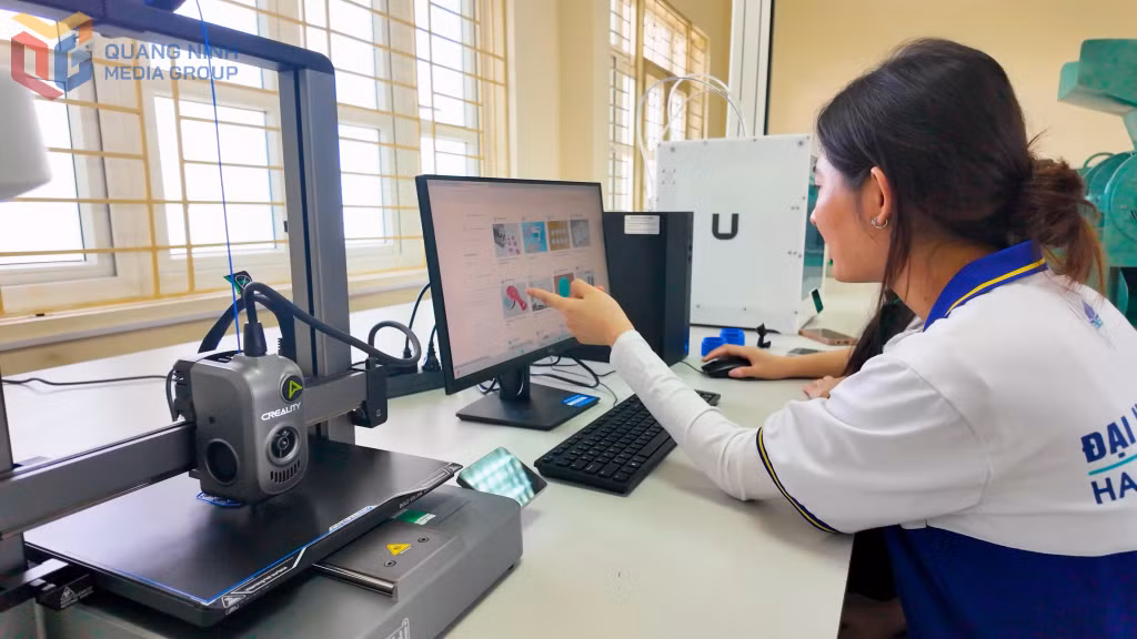 Sinh viên thực hành in 3D bằng vật liệu tái chế từ nhựa