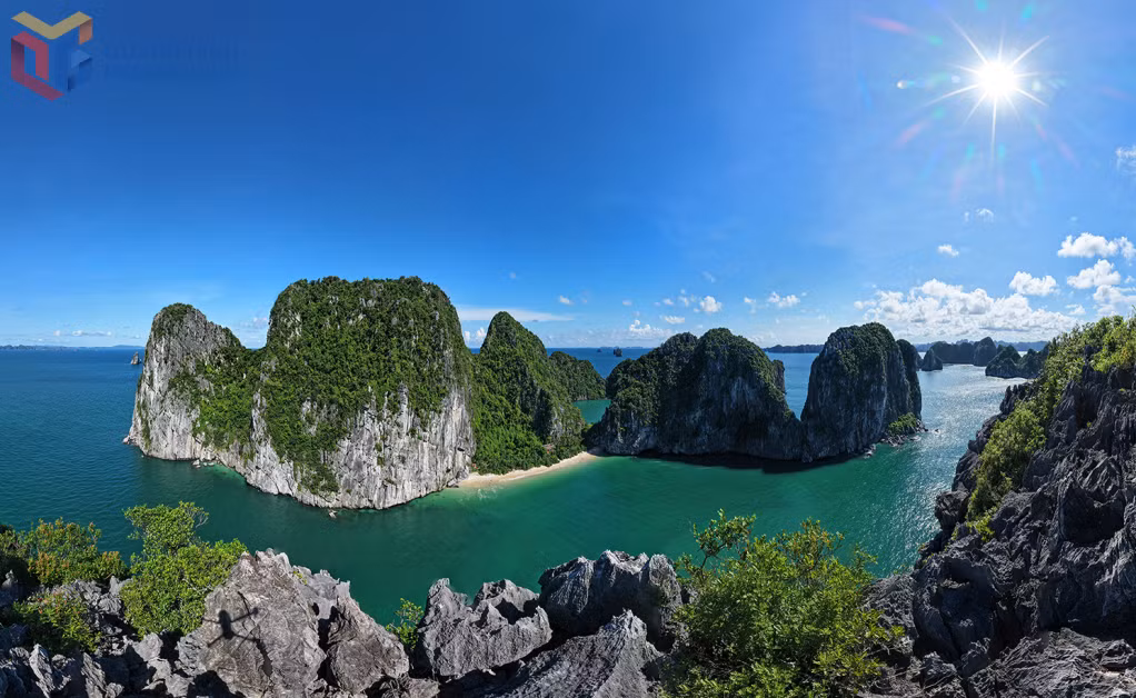 Lớp lớp núi đá nối tiếp nhau, tạo nên khung cảnh “núi ngoài núi”, tạo chiều sâu kỳ ảo cho vịnh Hạ Long.