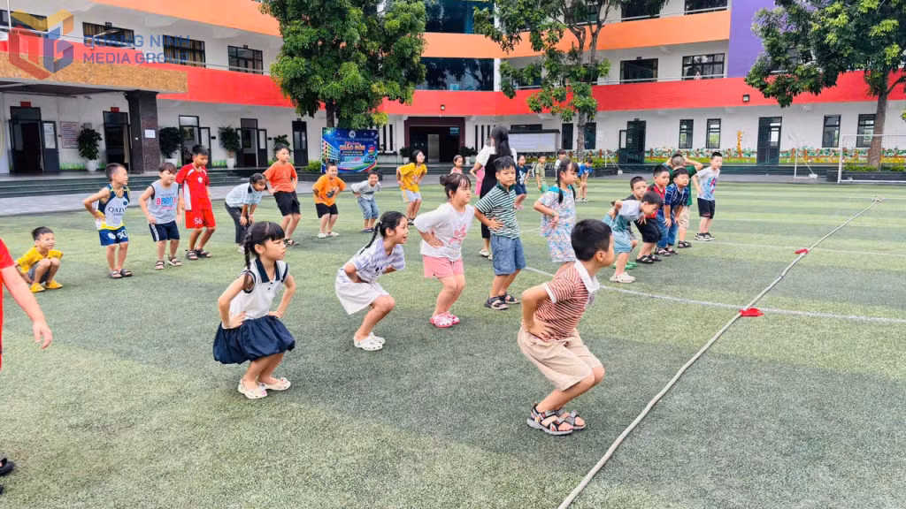 Một giờ học vận động ngoài trời của khóa học "Hè hạnh phúc" tại Trường Tiểu học - THCS - THPT Lê Thánh Tông.