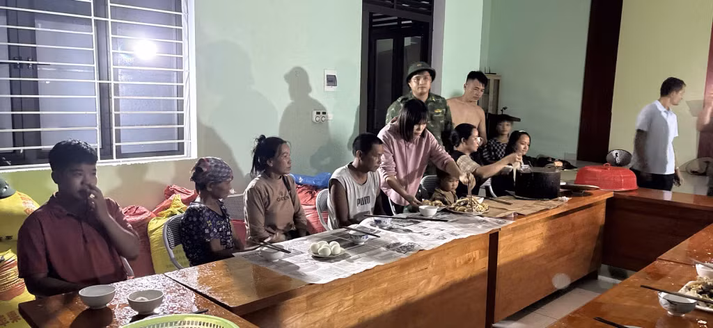 Và được chính quyền địa phương đảm bảo điều kiện thiết yếu trong mưa bão.