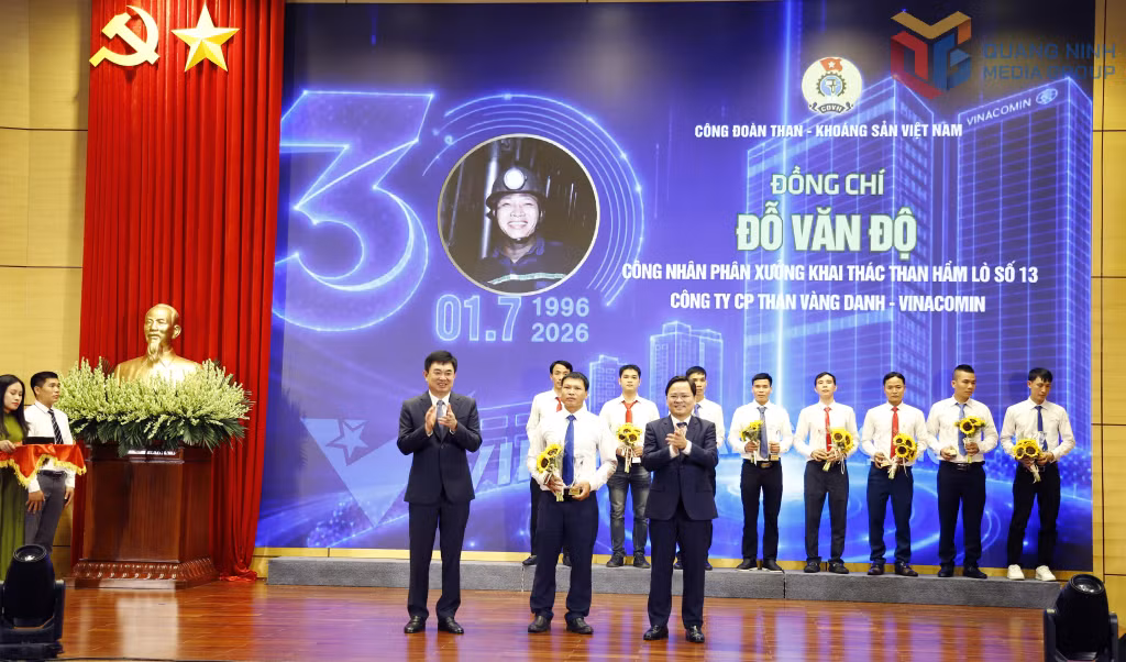 Anh Đỗ Văn Độ được vinh danh tại chương trình Vinh quang thợ mỏ.