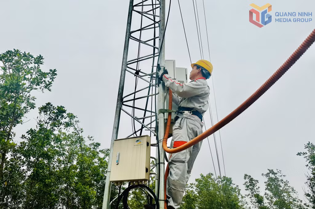 Nhân viên kỹ thuật của Viettel kiểm tra trạm thu phát sóng di động.